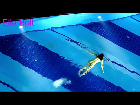 ❤️ No puedo dejar de mirar, joven rubia pillada nadando desnuda en la piscina del complejo ELLA BOLT ️ Porno en es.xxxomg.ru ❌️