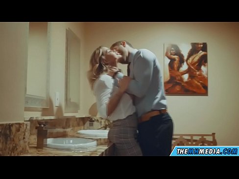 ❤️ Cuando una rubia tetona te seduce en un baño público ️ Porno en es.xxxomg.ru ❌️